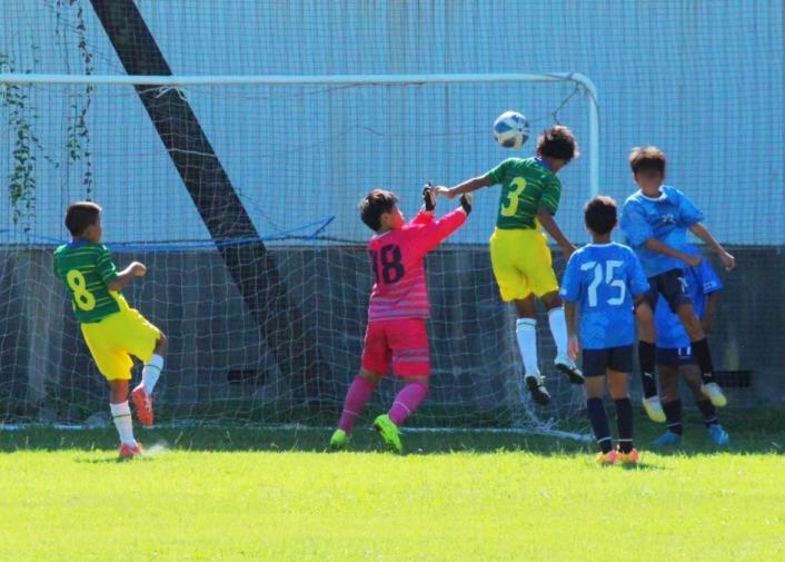 画像：サッカー中の写真